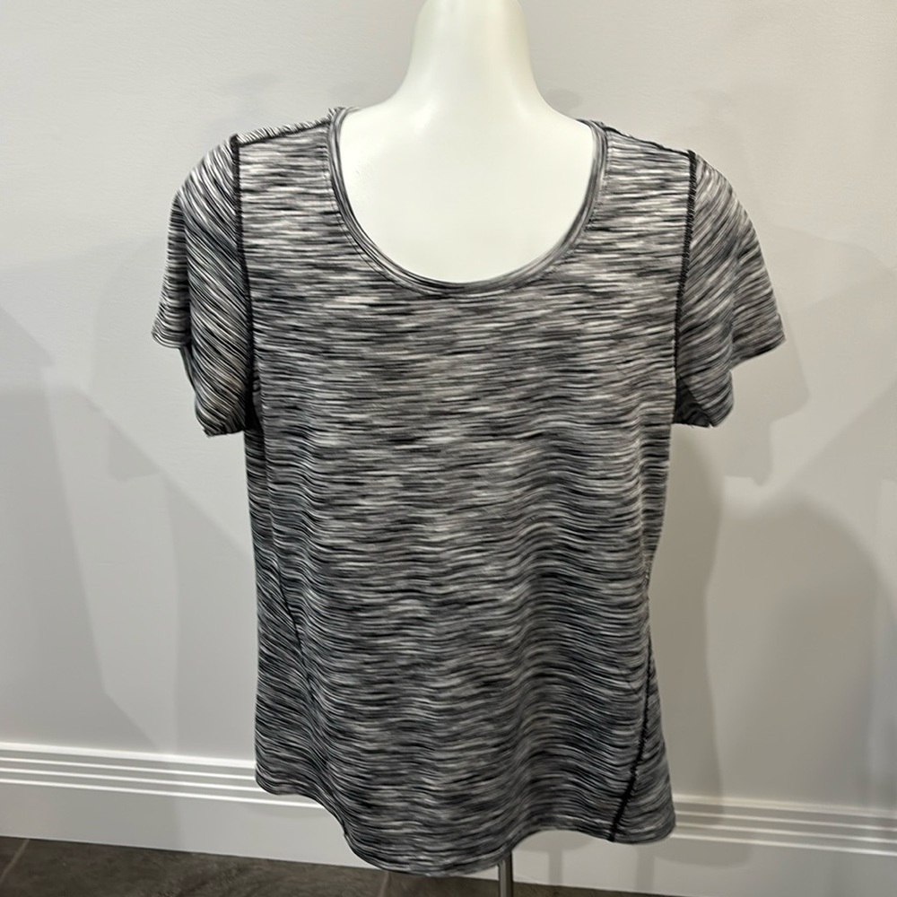 Women’s large tek gear black and white t shirt